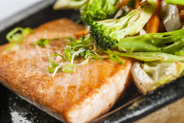 Salmão grelhado com vegetais