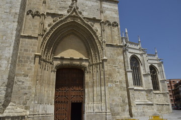 Fototapeta na wymiar Catedral de Palencia. Puerta de los Novios
