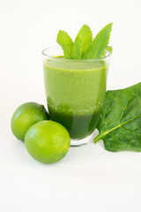grüner Smoothie mit Spinatblatt und Limetten