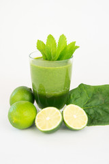 grüner Smoothie mit Spinatblatt und Limetten