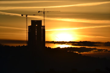 grattacielo in costruzione all'alba