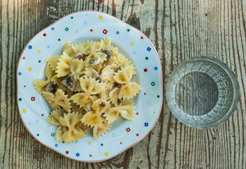 makaron farfalle z grzybami