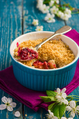 plums crumble pie on blue ramekin