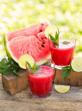 Cold watermelon smoothies with lime and mint 