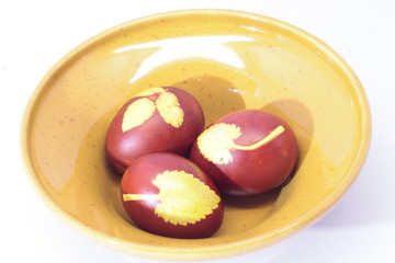 пасхальные яйца на тарелке