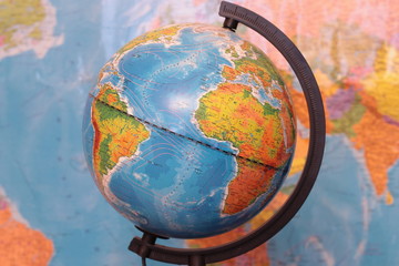 глобус на фоне карты
