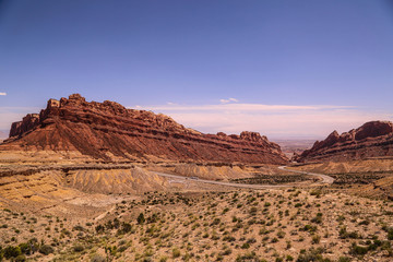 Fototapeta na wymiar Wüstenstraße schlängelt sich durch amerikanischen Canyon