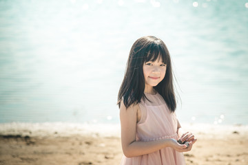 Fototapeta na wymiar Beautiful asian girl smiling on the beach