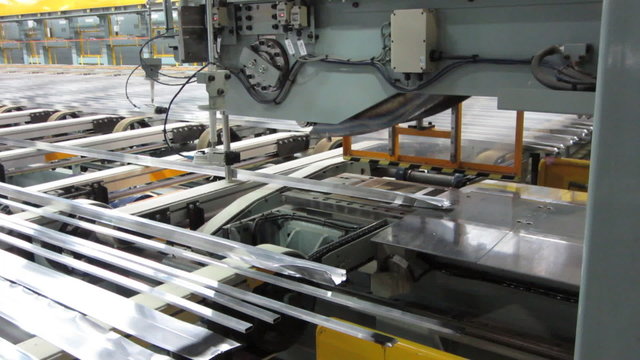 Machines for aluminum pull the anchor line to match