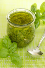 Selbtgemachte Basilikum Pesto, mit grünem Deckchen
