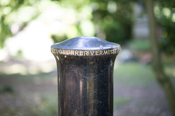 Fototapeta premium Urne: Flugzeuführer vermisst