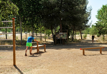 Fototapeta premium Aparatos para practicar deporte en el parque, ejercicios físicos de gimnasia al aire libre, España