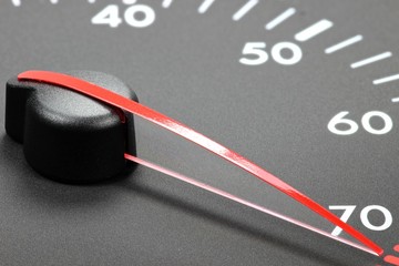 analoger Drehzahlmesser eines Autos im roten Bereich