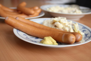 Würstchen und Kartoffelsalat