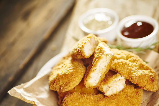 Fil&eacute; de Frango frito com molho barbecue e molho t&aacute;rtaro