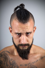 Obraz premium Hipster frunciendo el ceño