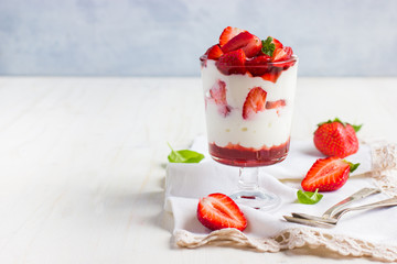 dessert avec fraise fraîche, fromage à la crème et confiture de fraises