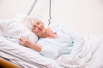 Seniorin beim schlafen im Krankenhaus