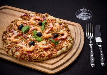 Tuna pizza with shrimp and black olives