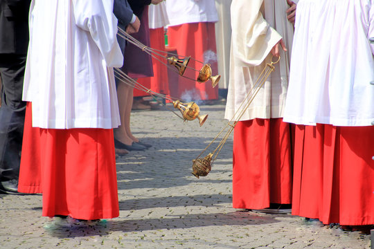 Ministranten mit Weihrauchschiffchen