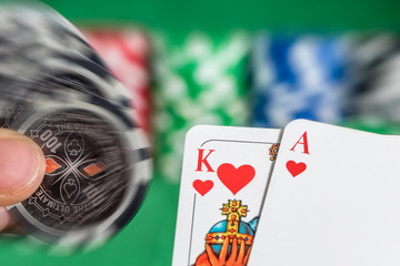 gute Pokerkarten mit Pokerchips  - 84754520