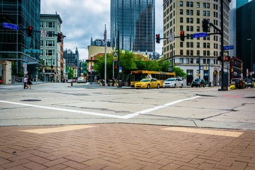 Buildings and intersection in downtown Pittsburgh, Pennsylvania. - obrazy, fototapety, plakaty