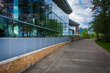 Obraz premium Modern buildings at the waterfront in Portland, Oregon.