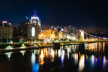 Fototapeta na wymiar The Andy Warhol Bridge and skyline at night, in Pittsburgh, Penn