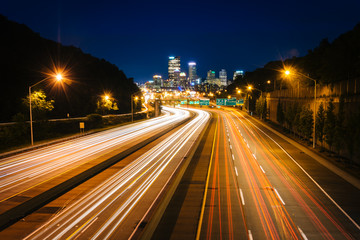 Fototapeta na wymiar The Pittsburgh skyline and I-279 at night, in Pittsburgh, Pennsy
