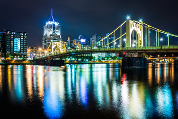 Fototapeta na wymiar The Pittsburgh skyline and Roberto Clemente Bridge at night, see
