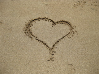 Fototapeta na wymiar Сердце на песке