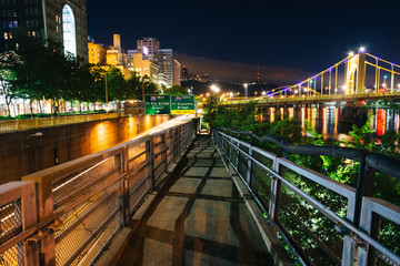 Fototapeta premium Walkway along the Allegheny River at night, in Pittsburgh, Penns