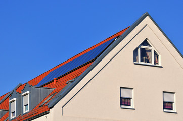 Wohnhaus mit Solarkollektoren