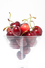 cerejas em taça de vidro