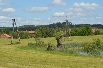 słupy energetyczne na polu  © agnes78