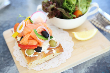 Smoked salmon with bread