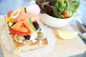 Smoked salmon with bread