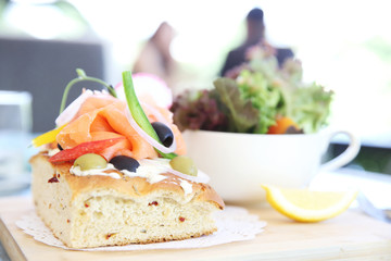 Smoked salmon with bread