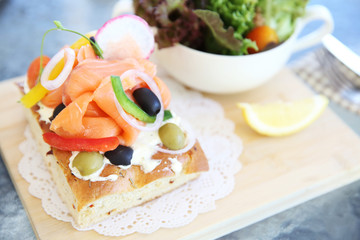 Smoked salmon with bread