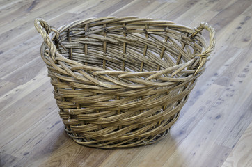 Obraz premium Wicker basket on elm wood