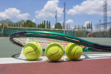 Fototapety  Zbliżenie na rakietę tenisową i piłki na korcie tenisowym