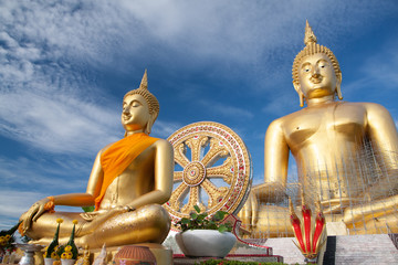 Obraz premium Gold buddha statue under construction in Thai temple with clear sky.WAT MUANG, Ang Thong, THAILAND. 