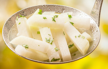 Steamed or boiled kohlrabi with herbs