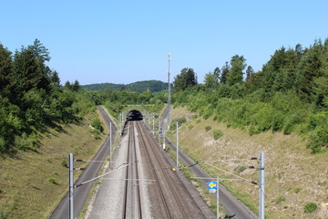 Bahngleise mit Tunnel und Abzweigungen