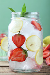 bevanda ghiacciata fragole e limone in barattolo sfondo verde