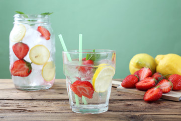 bevanda ghiacciata con fragole e limone sfondo verde