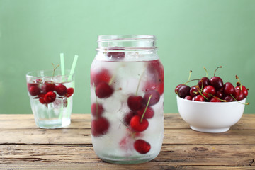 bevanda ghiacciata con ciliege sfondo verde