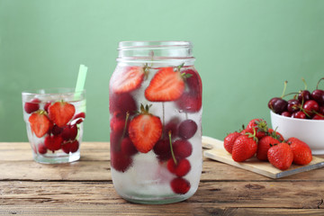 bevanda ghiacciata con frutta fragole e ciliege sfondo verde