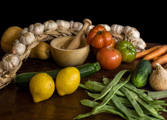 Bodegón de verduras con Iluminación tipo tenebrista para darle apariencia de bodegón clásico 