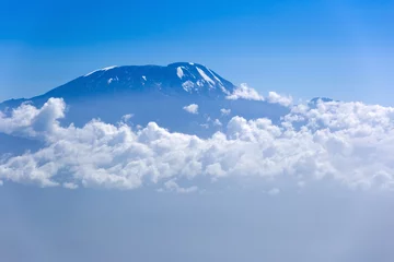 Photo sur Plexiglas Kilimandjaro Vue sur le mont Kilimandjaro depuis le mont Meru, Tanzanie en Afrique. Nuages entourant la montagne.